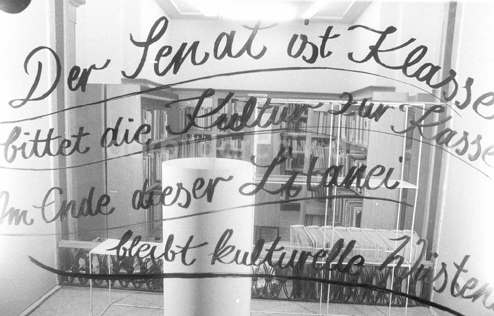 DDR-Bildarchiv: Berlin - Schaufensterprotest der Bibliothek Wedekindstraße in Berlin-Friedrichshain 02.03.1993