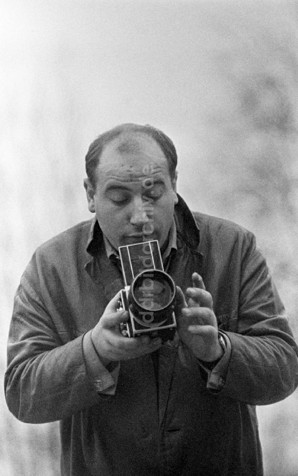 DDR-Fotoarchiv: Berlin - Schauspieler Manfred Krug im Ortsteil Mitte in Berlin, der ehemaligen Hauptstadt der DDR, Deutsche Demokratische Republik