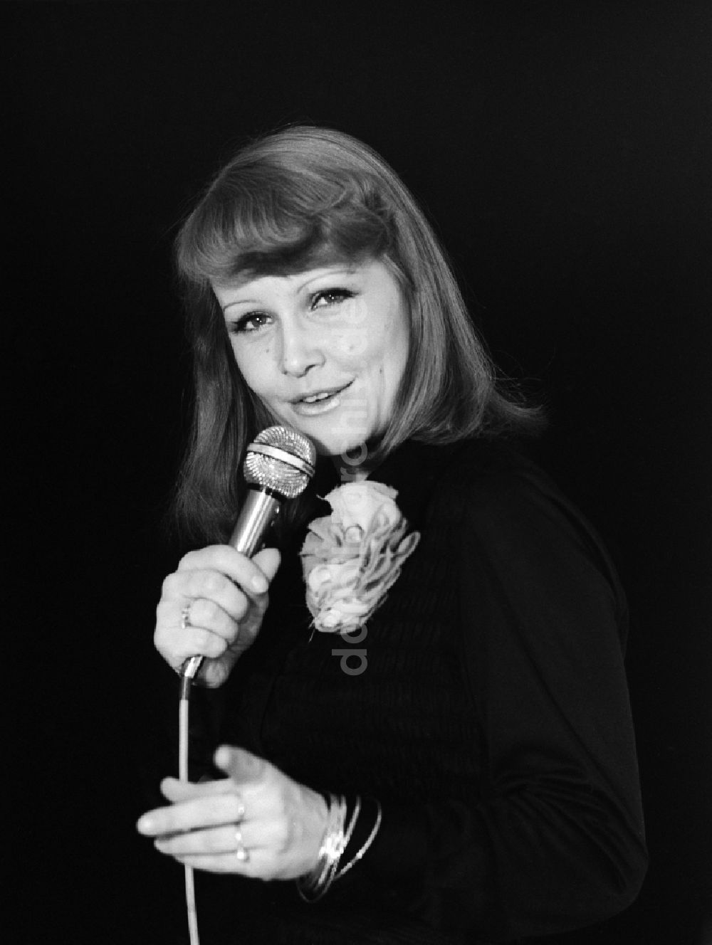 Berlin: Schauspielerin und Chansonnière Dorit Gäbler in Berlin, der ehemaligen Hauptstadt der DDR, Deutsche Demokratische Republik