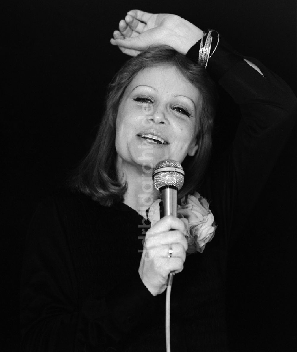 Berlin: Schauspielerin und Chansonnière Dorit Gäbler in Berlin, der ehemaligen Hauptstadt der DDR, Deutsche Demokratische Republik