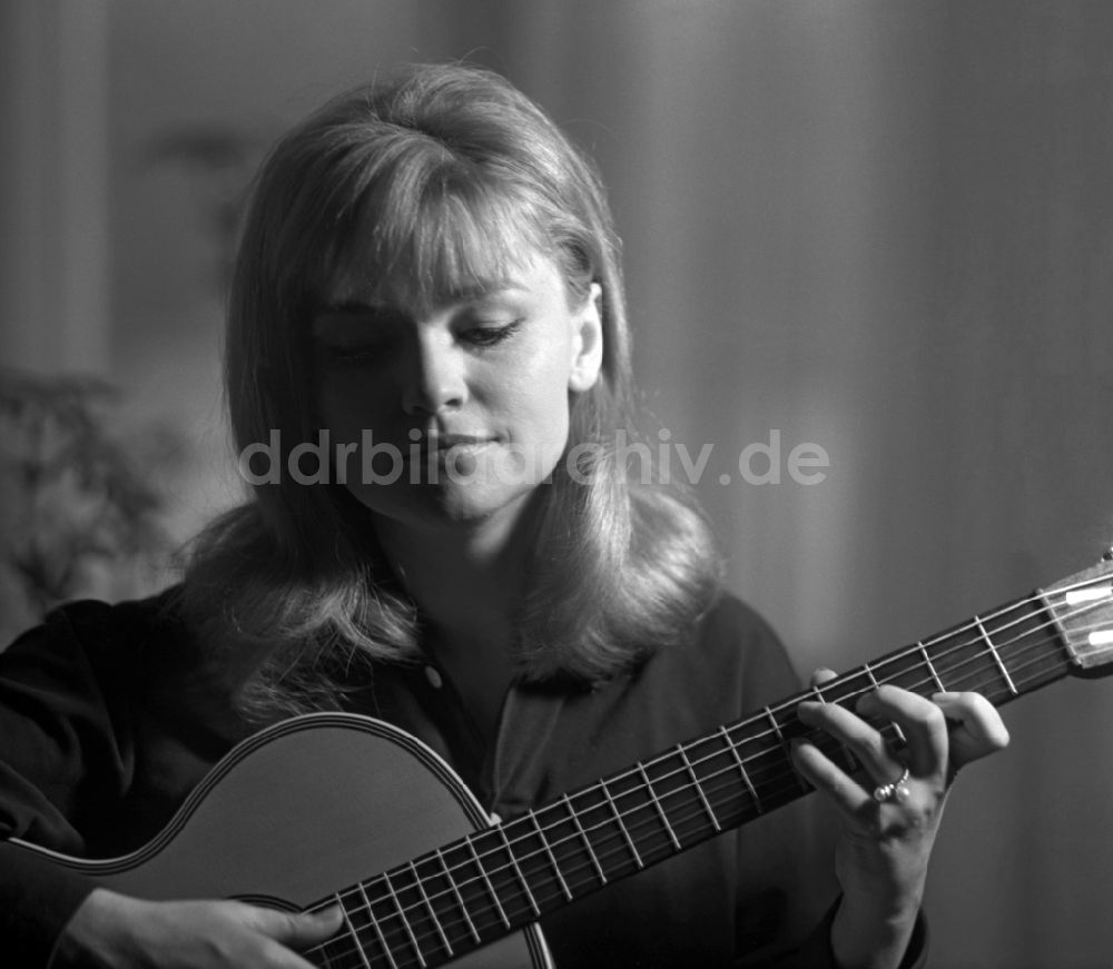DDR-Fotoarchiv: Berlin - Schauspielerin Eva-Maria Hagen in Berlin, der ehemaligen Hauptstadt der DDR, Deutsche Demokratische Republik