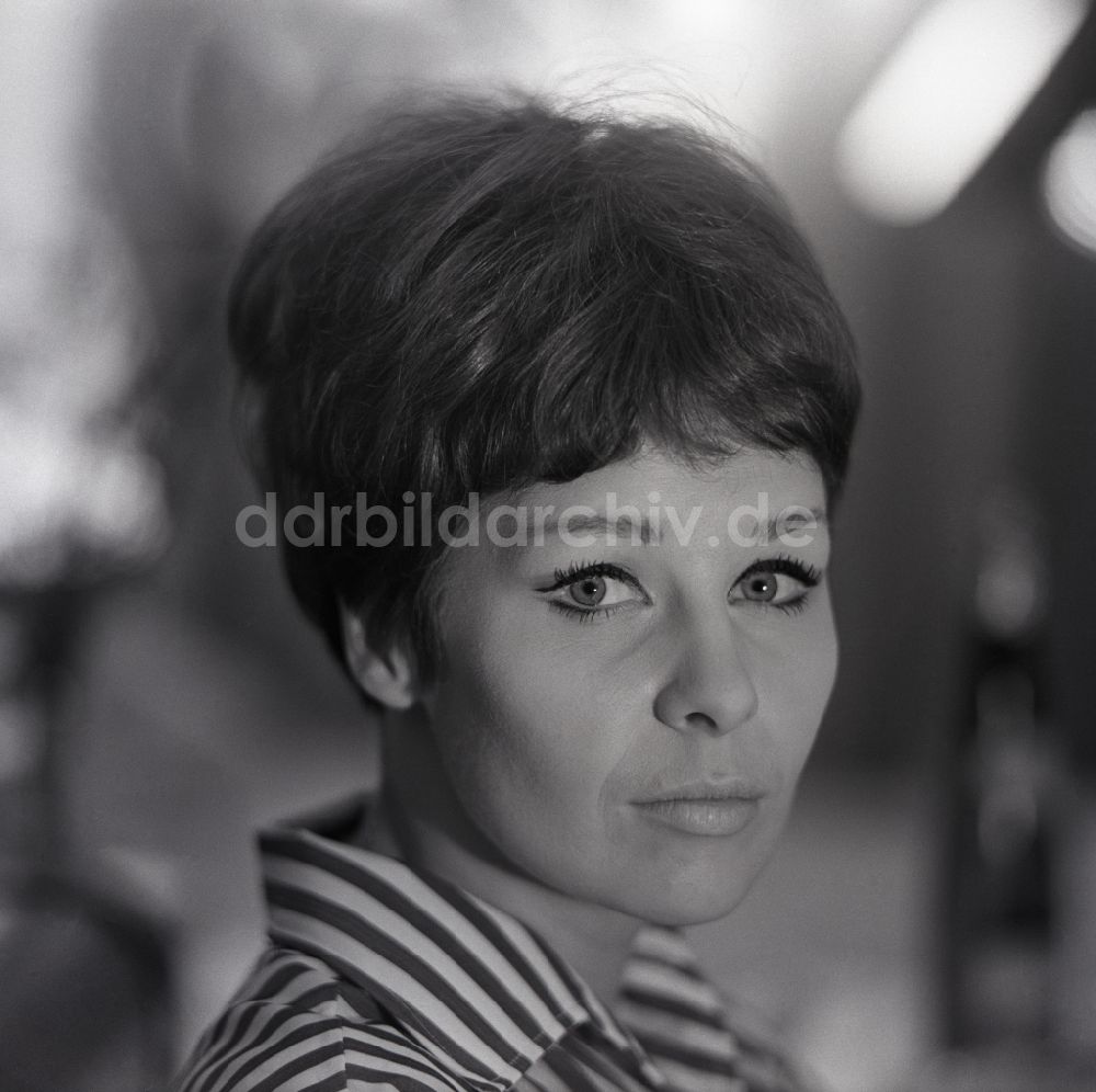 DDR-Fotoarchiv: Berlin - Schauspielerin Marita Böhme in Berlin, der ehemaligen Hauptstadt der DDR, Deutsche Demokratische Republik