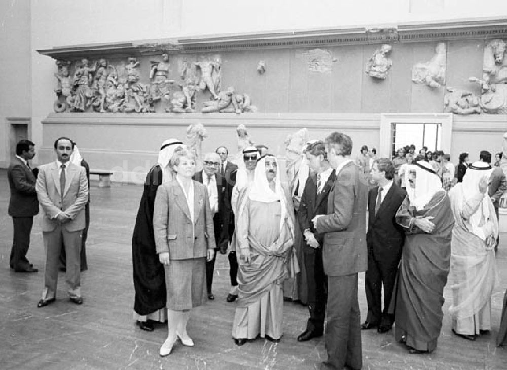 DDR-Fotoarchiv: Berlin Mitte - Scheich Sabah Al-Ahmed aus Kuweit bei Oskar Fischer im Ministerium für Aussenhandel Umschlagnr