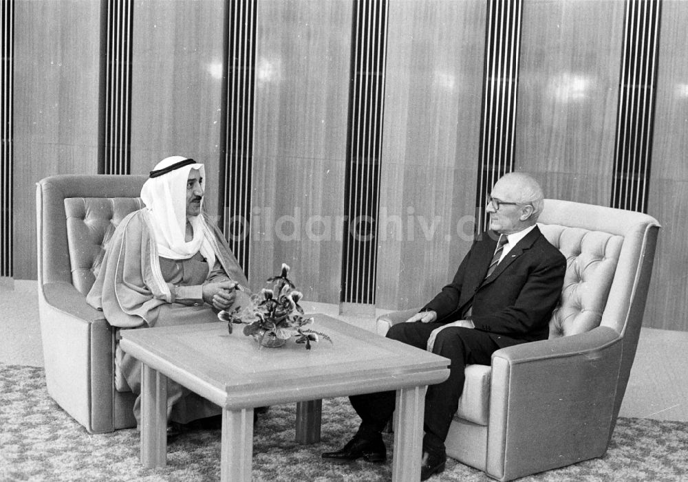 Berlin: Scheich Sheikh Saad Al-Abdullah Al-Sabah beim Generalsekrätär und Vorsitzenden des Staatsrates Erich Honecker in Berlin in der DDR