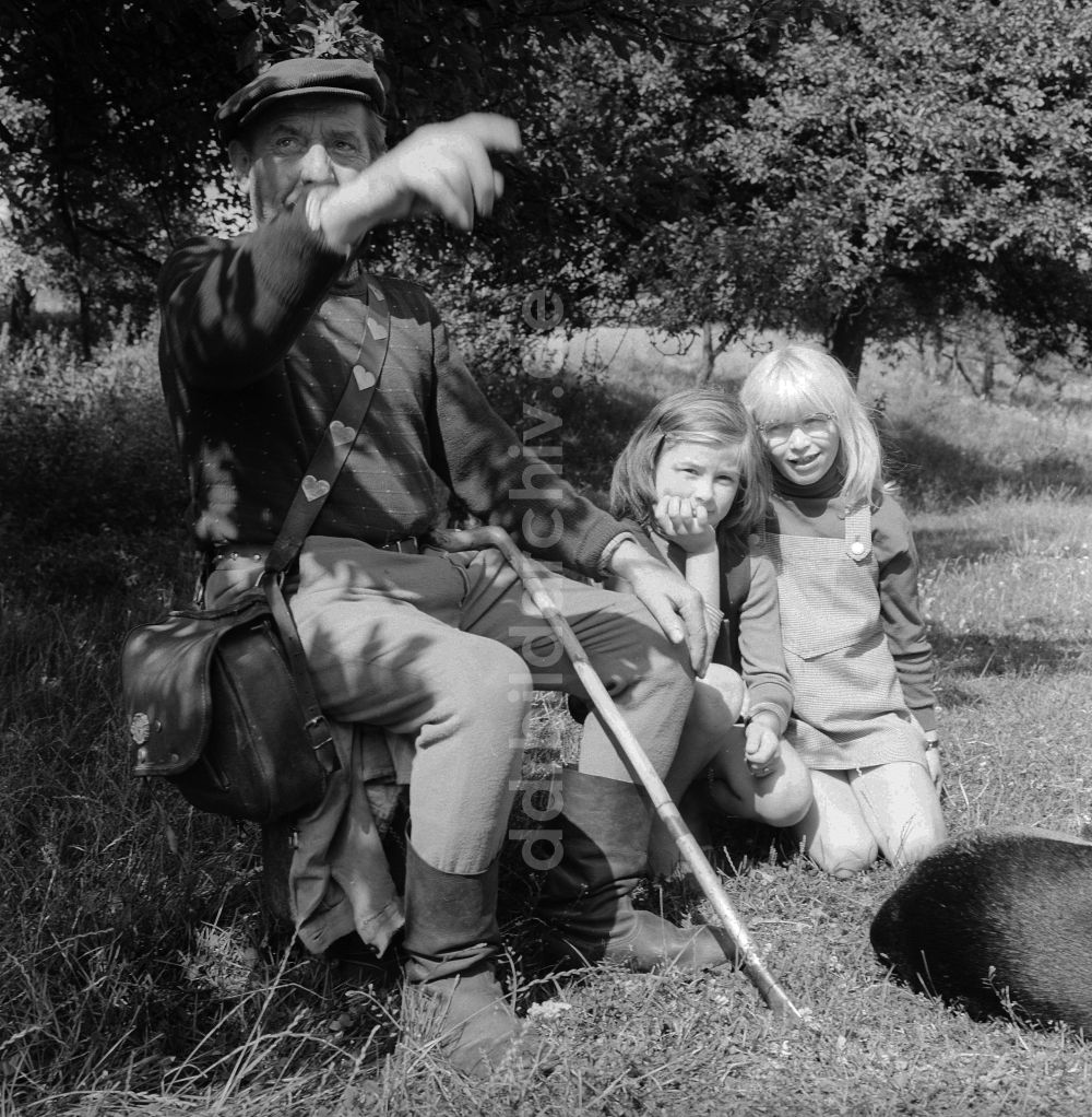 DDR-Bildarchiv: Lenzen (Elbe) - Schäfer mit seinen zwei Enkeln in Lenzen (Elbe) in Brandenburg in der DDR