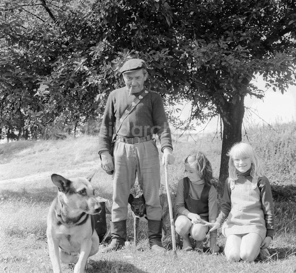 DDR-Bildarchiv: Lenzen (Elbe) - Schäfer mit seinen zwei Enkeln in Lenzen (Elbe) in Brandenburg in der DDR