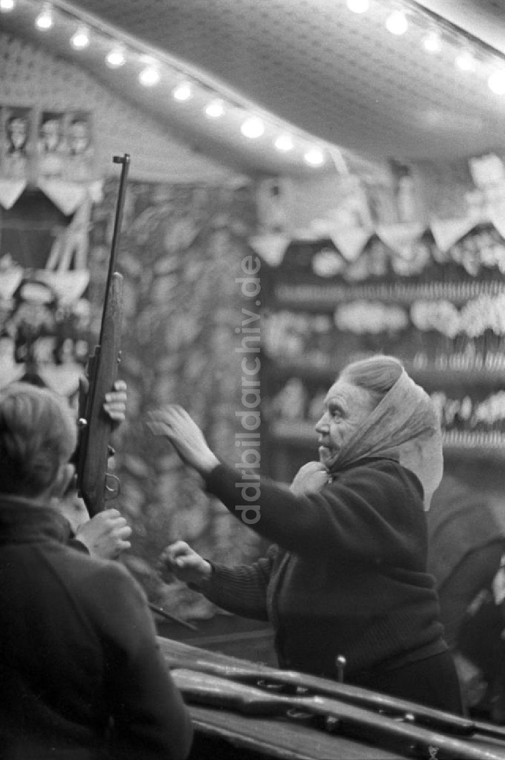 DDR-Bildarchiv: Leipzig - Schießstand auf dem Weihnachtsmarkt in Leipzig