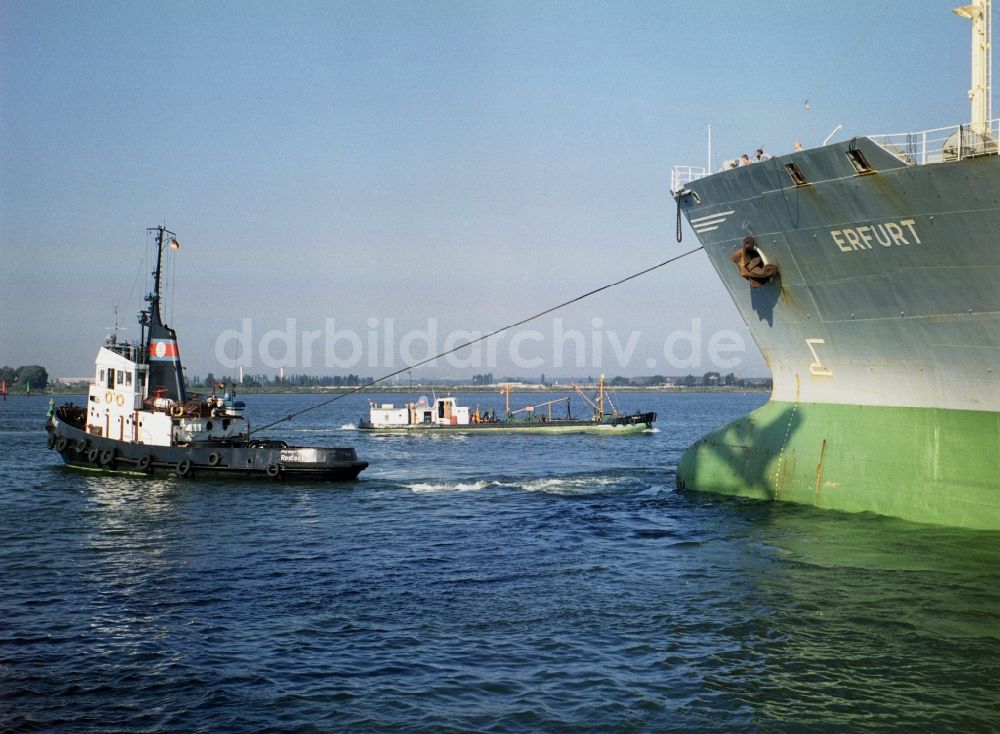 DDR-Bildarchiv: Rostock - Schiff MS Erfurt Typ Meridian II mit Schlepper in Fahrt in Rostock in Mecklenburg-Vorpommern in der DDR