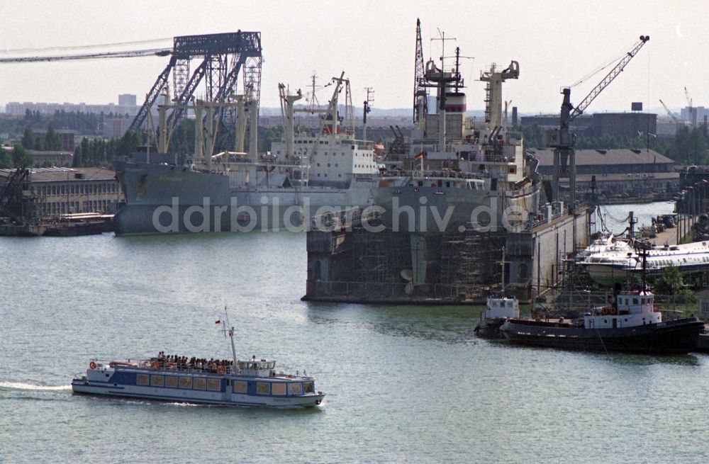 DDR-Bildarchiv: Rostock - Schiffbau in der Warnow-Werft in Rostock in Mecklenburg-Vorpommern in der DDR