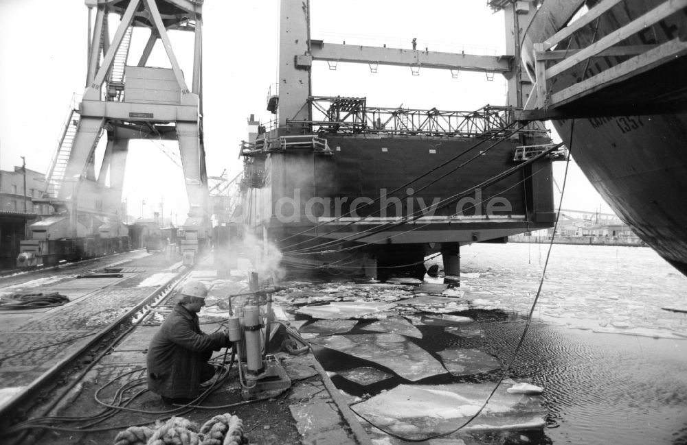 Wismar: Schiffbau auf dem Werftgelände Mathias-Thesen-Werft in Wismar im Bundesland Mecklenburg-Vorpommern auf dem Gebiet der ehemaligen DDR, Deutsche Demokratische Republik
