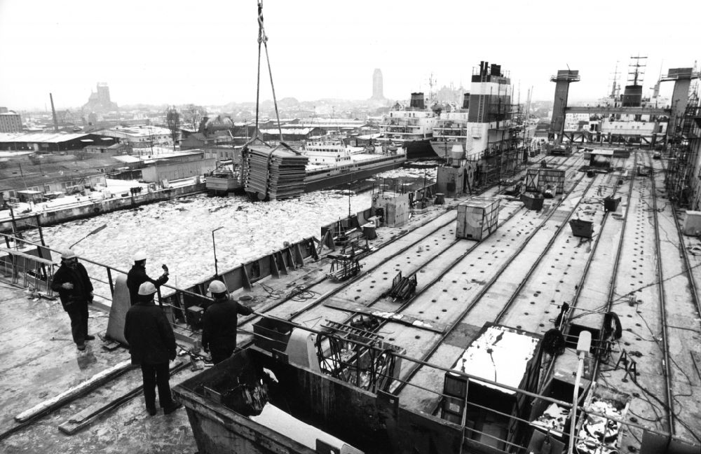 DDR-Bildarchiv: Wismar - Schiffbau auf dem Werftgelände Mathias-Thesen-Werft in Wismar in Mecklenburg-Vorpommern in der DDR