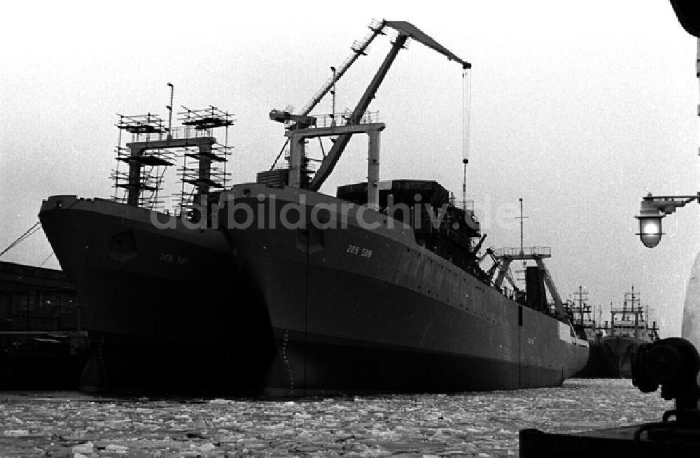 DDR-Bildarchiv: Stralsund - Schiffe am Ausrüstungskai Stralsund