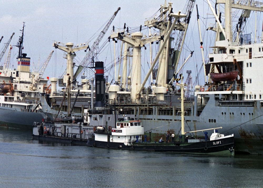 Rostock: Schiffe der DSR im Überseehafen in Rostock in Mecklenburg-Vorpommern in der DDR