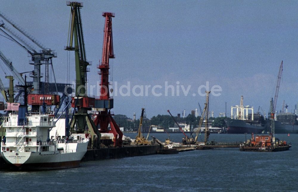 DDR-Fotoarchiv: Rostock - Schiffe VEB Deutfracht - Seereederei Rostock DSR in Rostock in Mecklenburg-Vorpommern in der DDR