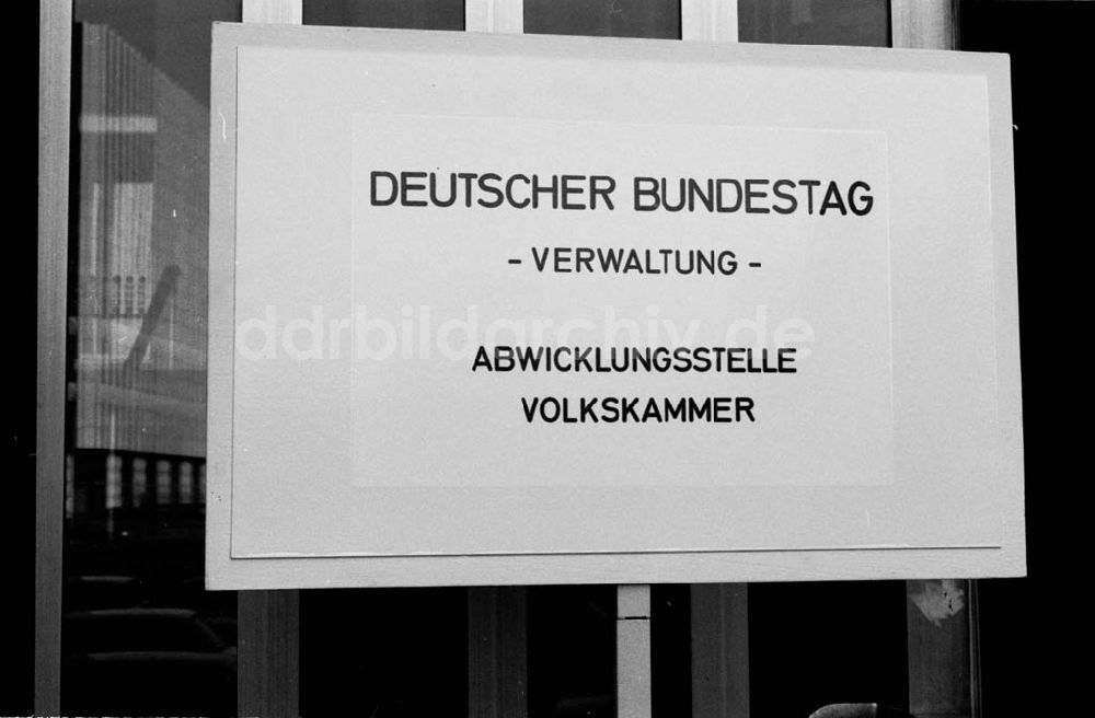 Berlin - Mitte: Schild Bundestag / Volkskammer Foto: Winkler Umschlagnummer: 1290