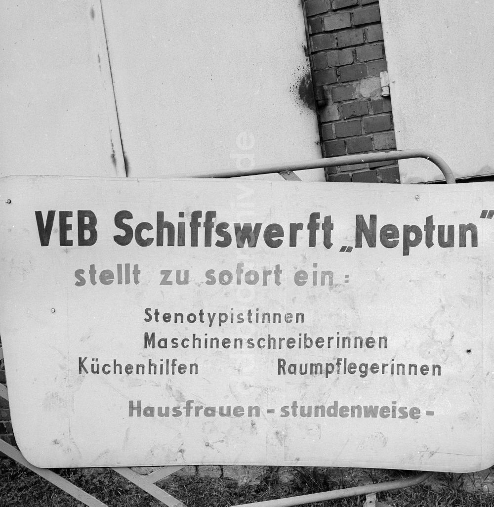 Rostock: Schild der VEB Schiffswerft Neptun über offene Arbeitsstellen in Rostock im Bundesland Mecklenburg-Vorpommern auf dem Gebiet der ehemaligen DDR, Deutsche Demokratische Republik