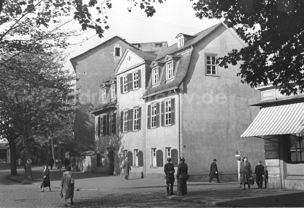DDR-Bildarchiv: Weimar - Schillerhaus mit Passanten, Weimar 1957