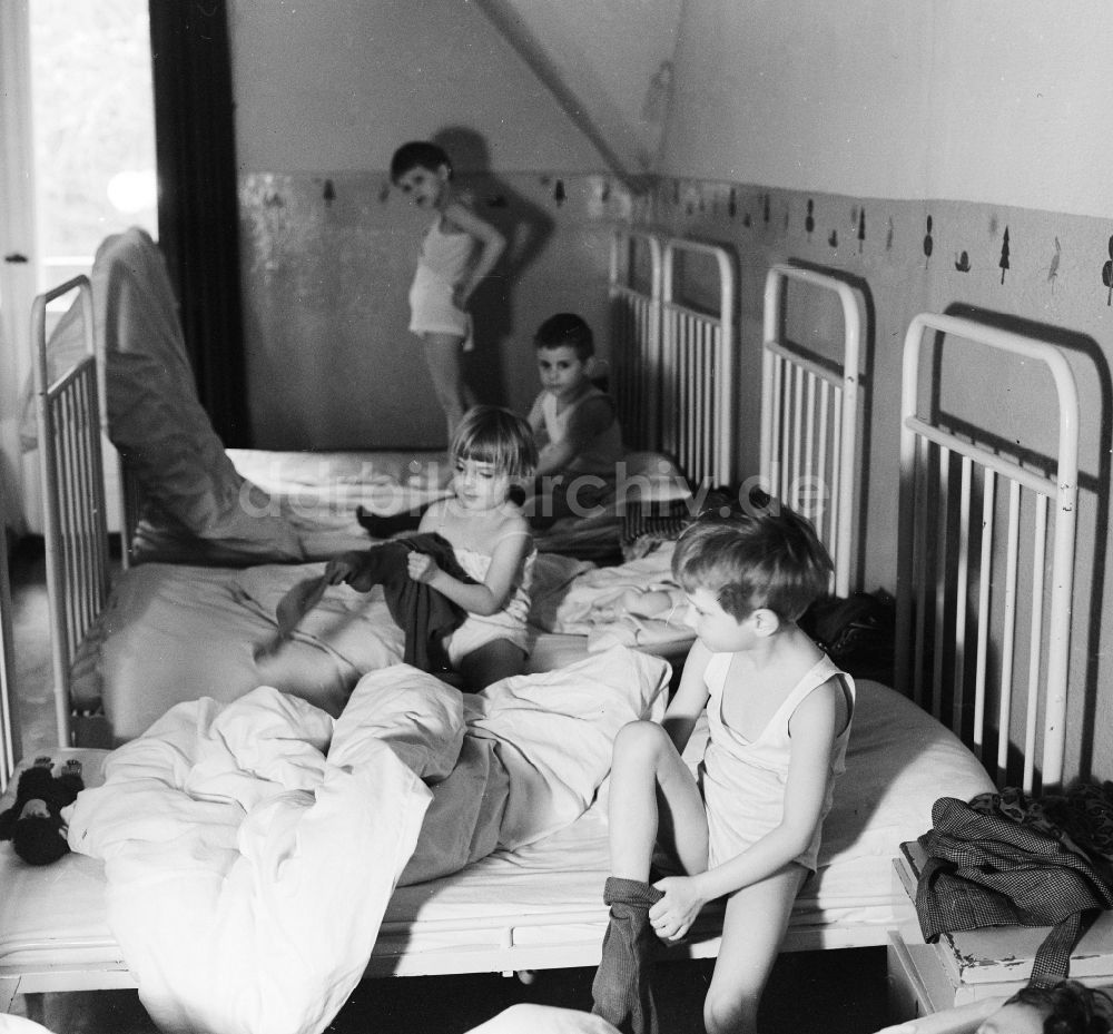 DDR-Bildarchiv: Bad Belzig - Schlafsaal im Kinderheim in Bad Belzig in Brandenburg in der DDR
