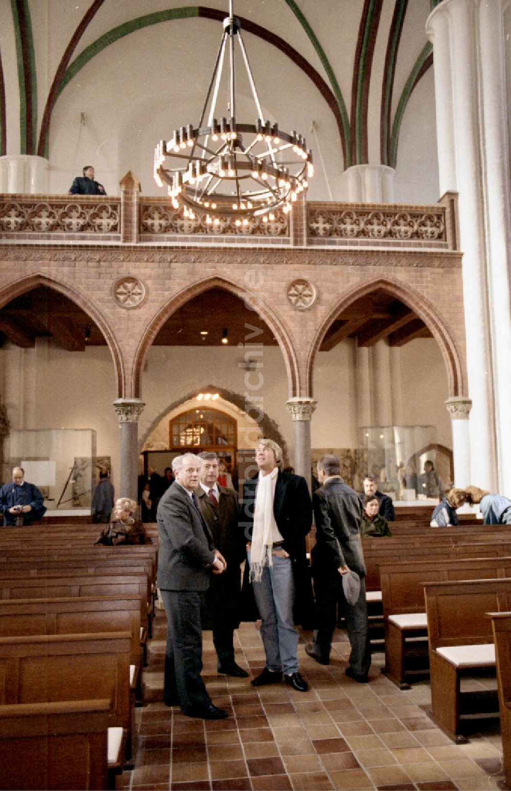 DDR-Bildarchiv: Berlin - Schlagersänger Roland Kaiser besucht die Nikolaikirche in Berlin auf dem Gebiet der ehemaligen DDR, Deutsche Demokratische Republik