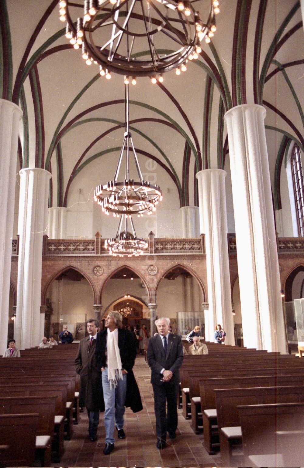 DDR-Fotoarchiv: Berlin - Schlagersänger Roland Kaiser besucht die Nikolaikirche in Berlin auf dem Gebiet der ehemaligen DDR, Deutsche Demokratische Republik