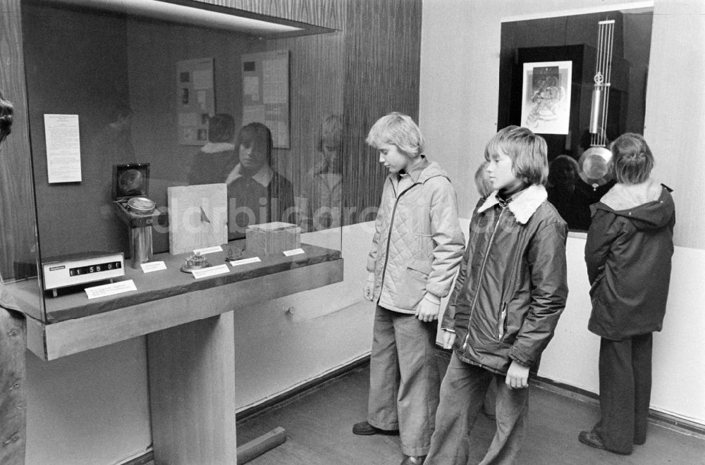 DDR-Bildarchiv: Berlin - Schüler betrachten ein Ausstellungsstück auf einer Exkursion in Berlin in der DDR
