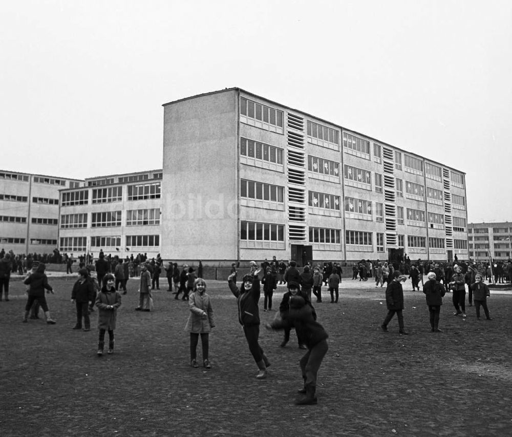 DDR-Fotoarchiv: Schwedt - Schüler auf einem Schulhof in Schwedt