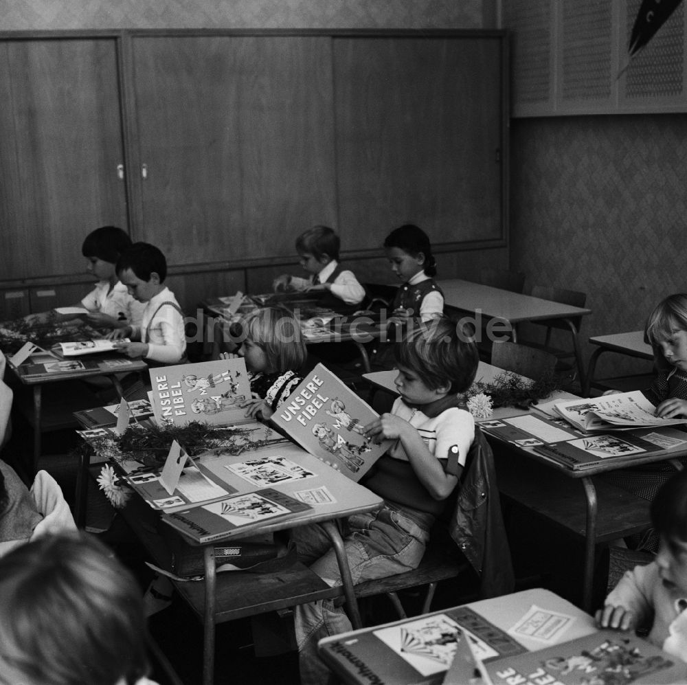 DDR-Bildarchiv: Berlin - Friedrichshain - Schüler der ersten Klasse mit ihren Büchern im Klassenraum in Berlin - Friedrichshain