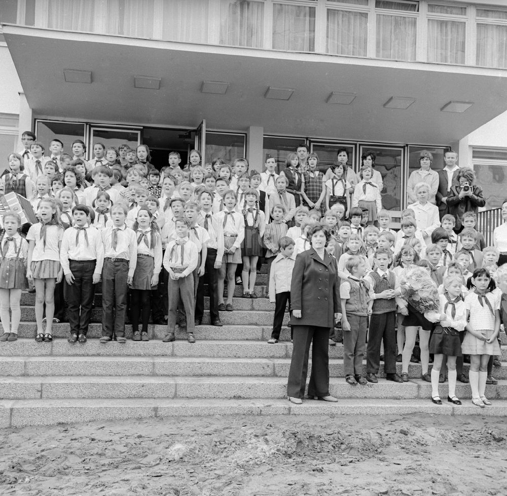 Berlin: Schüler-, Jung- und Thälmannpioniere der 25. POS in Berlin, der ehemaligen Hauptstadt der DDR, Deutsche Demokratische Republik