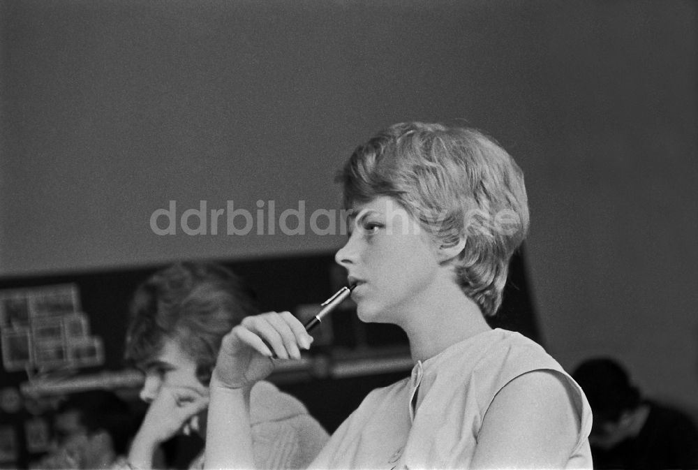 Berlin: Schülerin am Schultisch im Unterricht in Berlin in der DDR