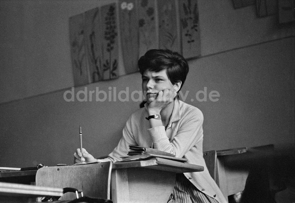 DDR-Bildarchiv: Berlin - Schülerin am Schultisch im Unterricht in Berlin in der DDR
