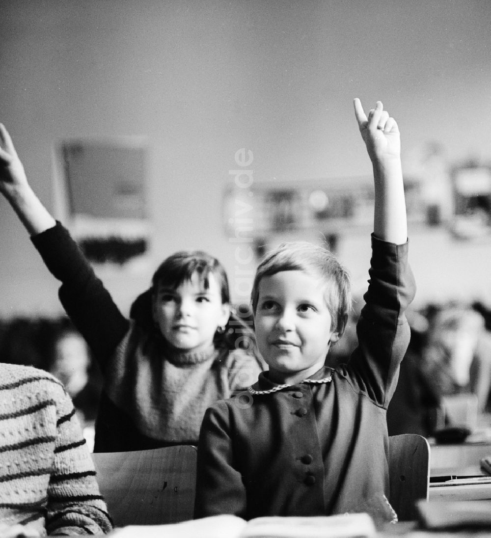 DDR-Bildarchiv: Berlin - Schülerinnen und Schüler melden sich im Unterricht in Berlin, der ehemaligen Hauptstadt der DDR, Deutsche Demokratische Republik