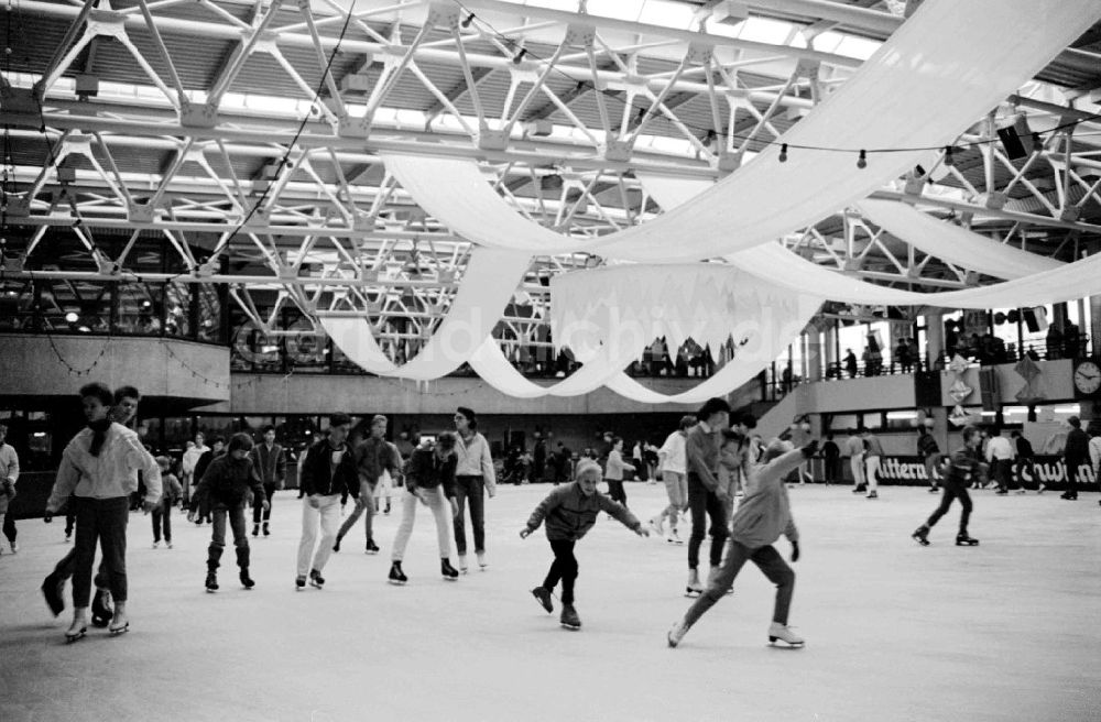 Berlin: Schlittschuhlaufen auf der Eisbahn im Sport-und Erholungszentrum in Berlin.