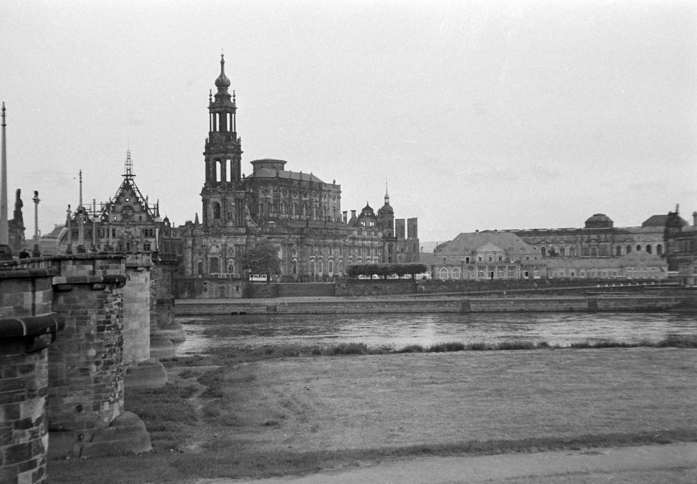 DDR-Fotoarchiv: Dresden - Schloßkirche Kathedrale Sanctissimae Trinitatis in Dresden in der DDR