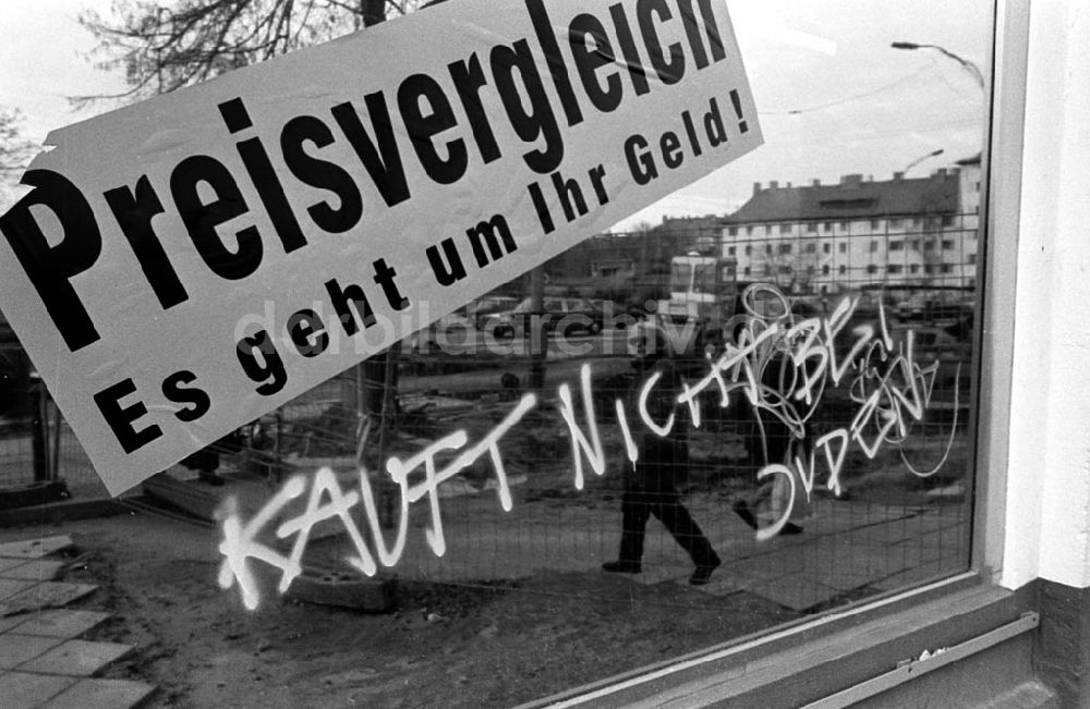 DDR-Bildarchiv: Berlin-Prenzlauer Berg - Schmiererei Kauft nicht bei Juden 07.12.92 Foto: ND/Lange Umschlagnummer: 1228