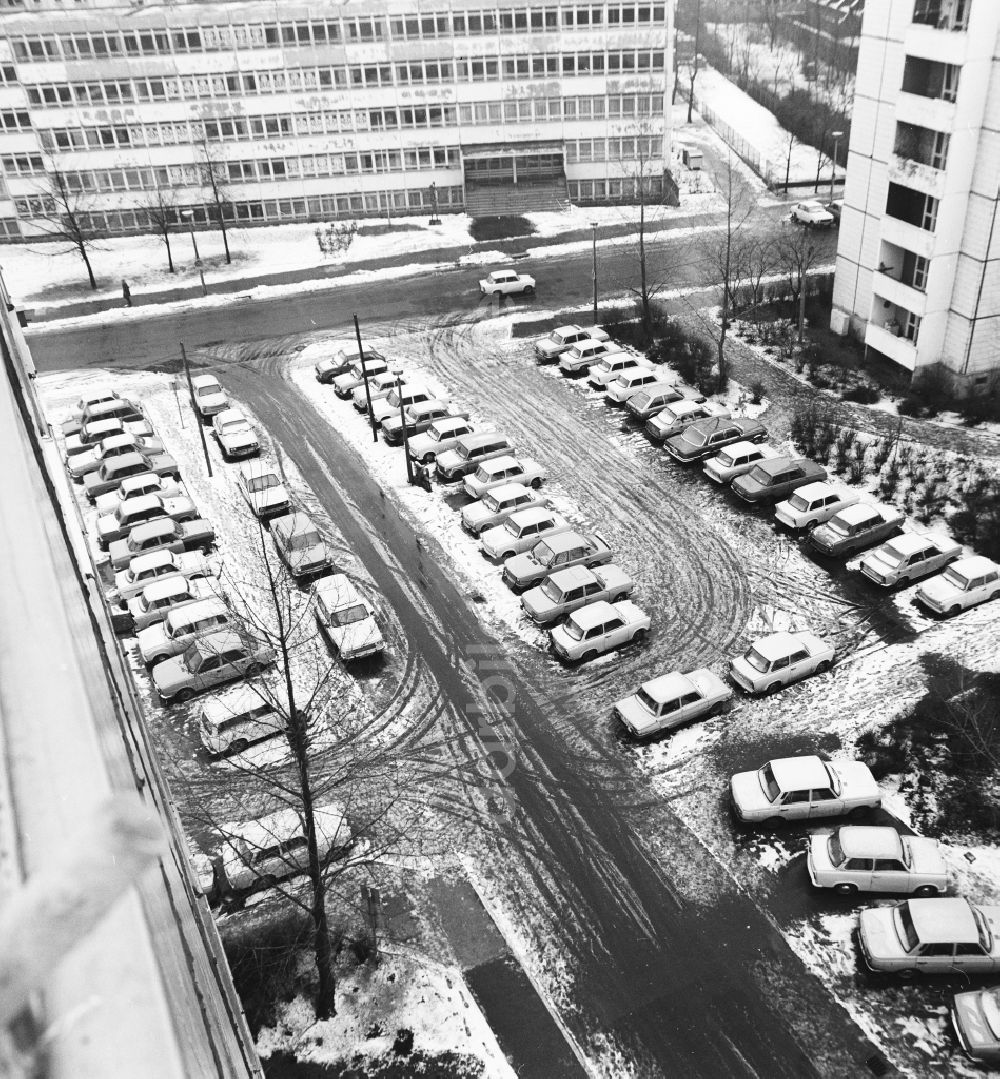 DDR-Fotoarchiv: Berlin - Schneebedeckte Autos auf einem Parkplatz in einem Wohngebiet in Berlin, der ehemaligen Hauptstadt der DDR, Deutsche Demokratische Republik