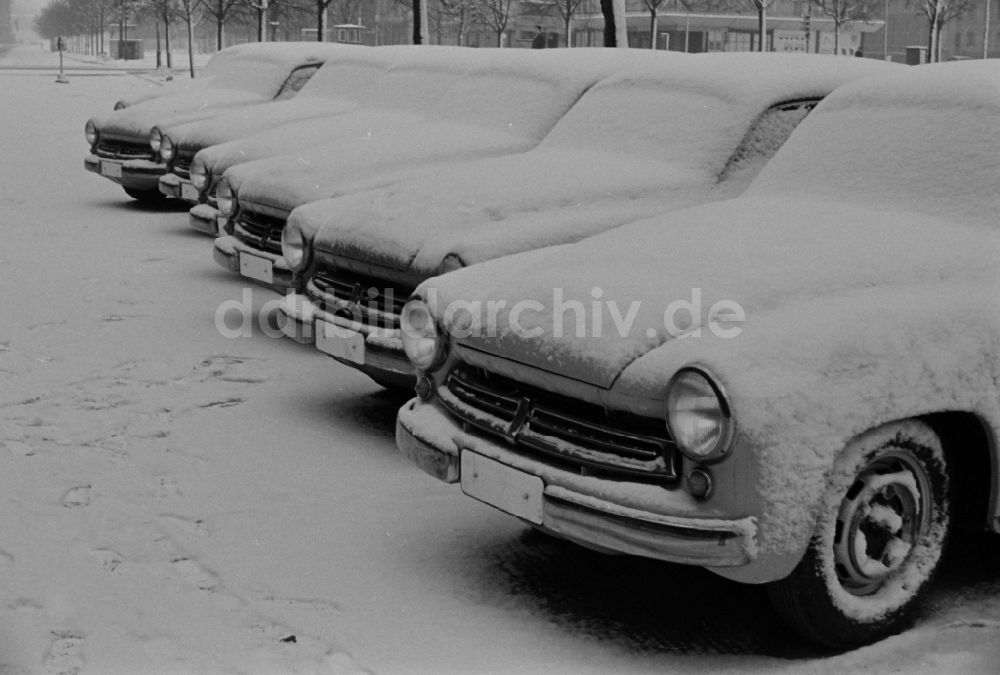 Berlin: Schneebedeckte Kraftfahrzeuge des Typs Wartburg 312 in Berlin, der ehemaligen Hauptstadt der DDR, Deutsche Demokratische Republik