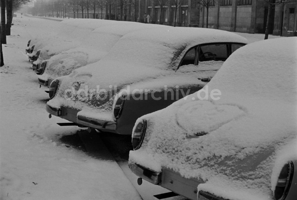 DDR-Bildarchiv: Berlin - Schneebedeckte Kraftfahrzeuge des Typs Wartburg 312 in Berlin, der ehemaligen Hauptstadt der DDR, Deutsche Demokratische Republik