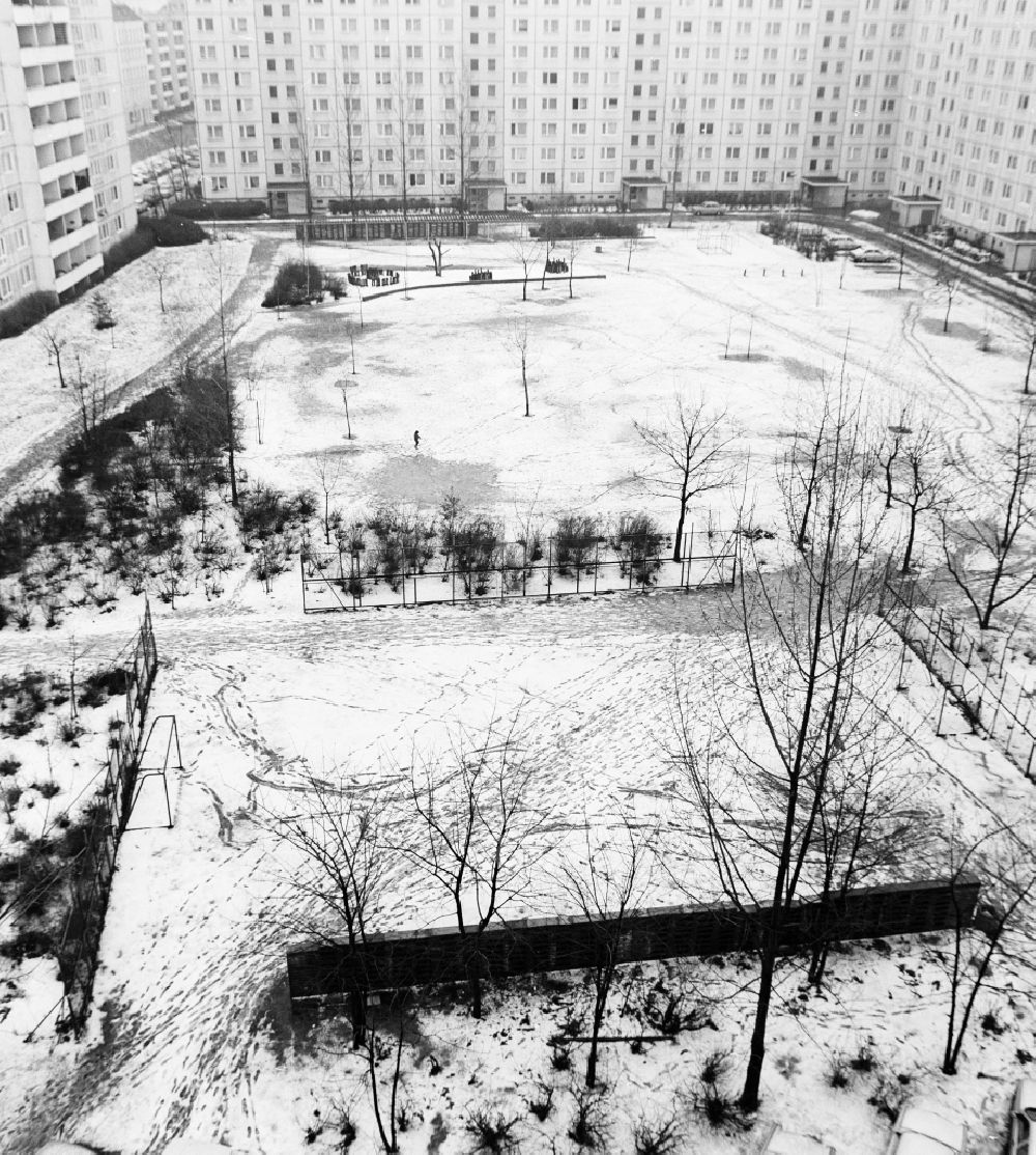 Berlin: Schneebedeckter Spielplatz in einem Plattenbau Wohngebiet in Berlin, der ehemaligen Hauptstadt der DDR, Deutsche Demokratische Republik