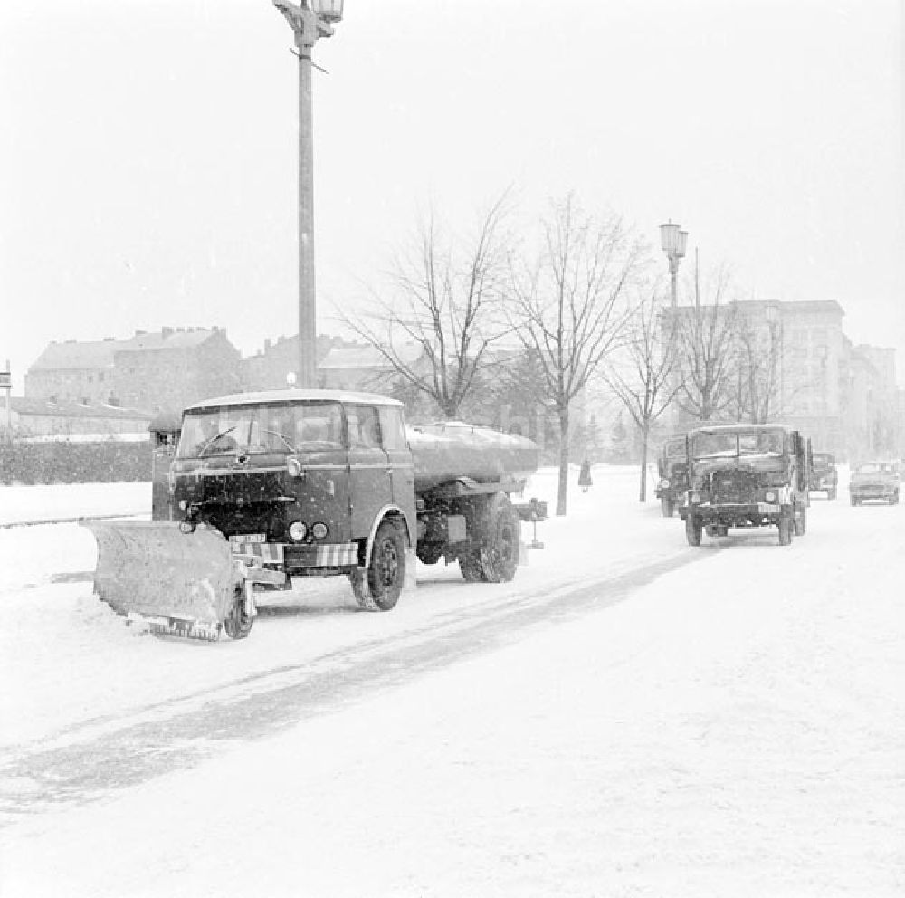 DDR-Fotoarchiv: Berlin - Schneebeseitigung auf dem Alexanderplatz in Berlin Foto: Schönfeld