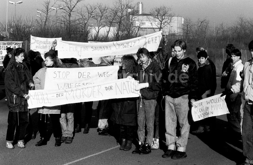 DDR-Fotoarchiv: Brandenburg-Schöneiche - Schöneiche - Brandenburg Demo gegen Mülldeponie Schöneiche 18.01.91 Foto: Grahn Umschlagnummer: 0072