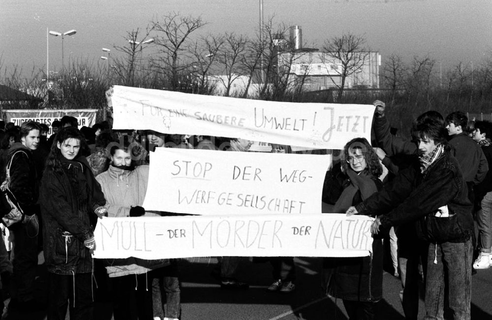 Brandenburg-Schöneiche: Schöneiche - Brandenburg Demo gegen Mülldeponie Schöneiche 18.01.91 Foto: Grahn Umschlagnummer: 0072