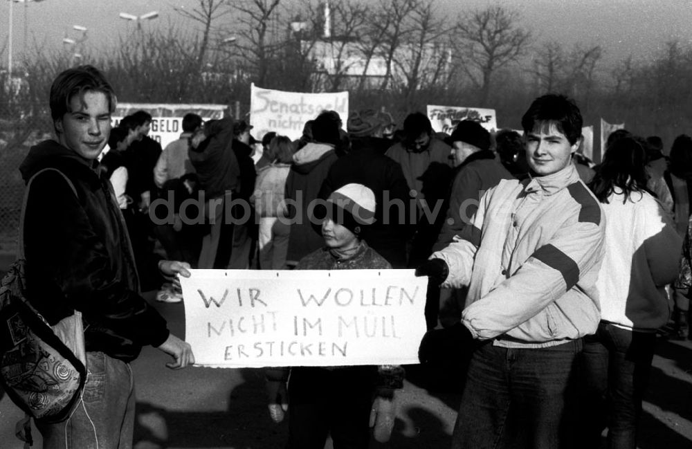 DDR-Bildarchiv: Brandenburg-Schöneiche - Schöneiche - Brandenburg Demo gegen Mülldeponie Schöneiche 18.01.91 Foto: Grahn Umschlagnummer: 0072