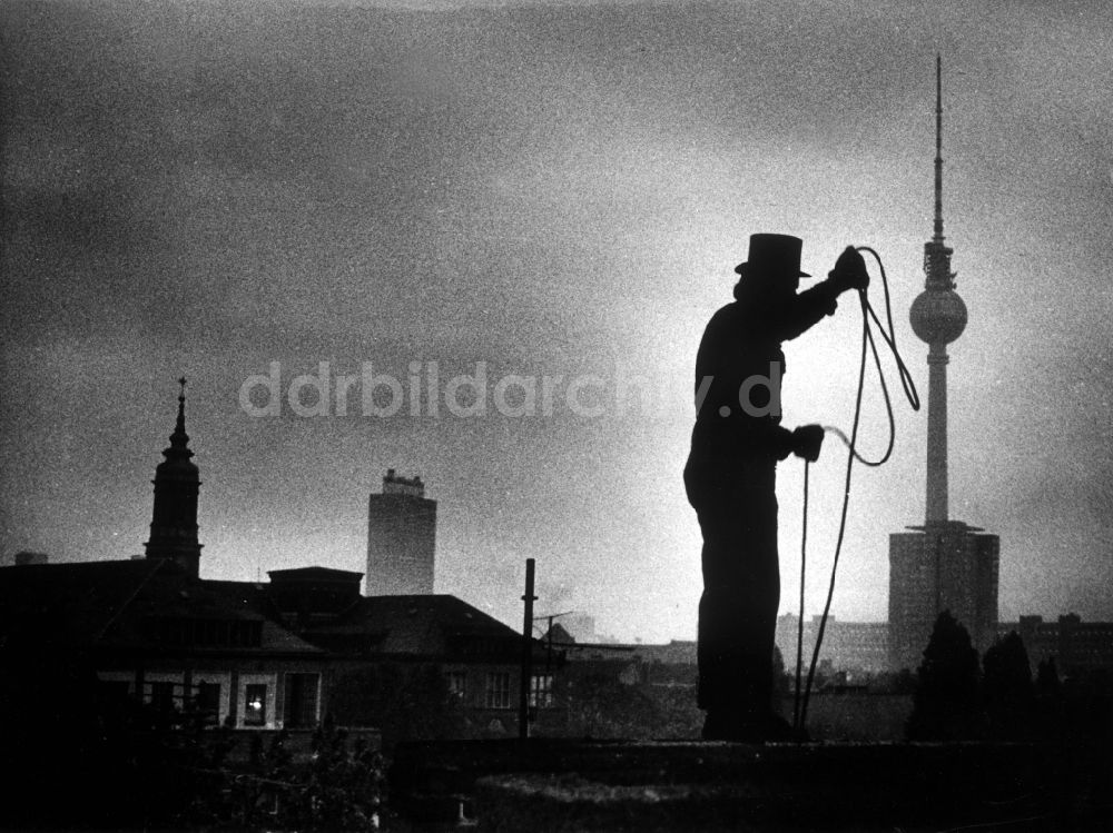 DDR-Bildarchiv: Berlin - Schornsteinfeger bei der Arbeit über den Dächern von Berlin in der DDR