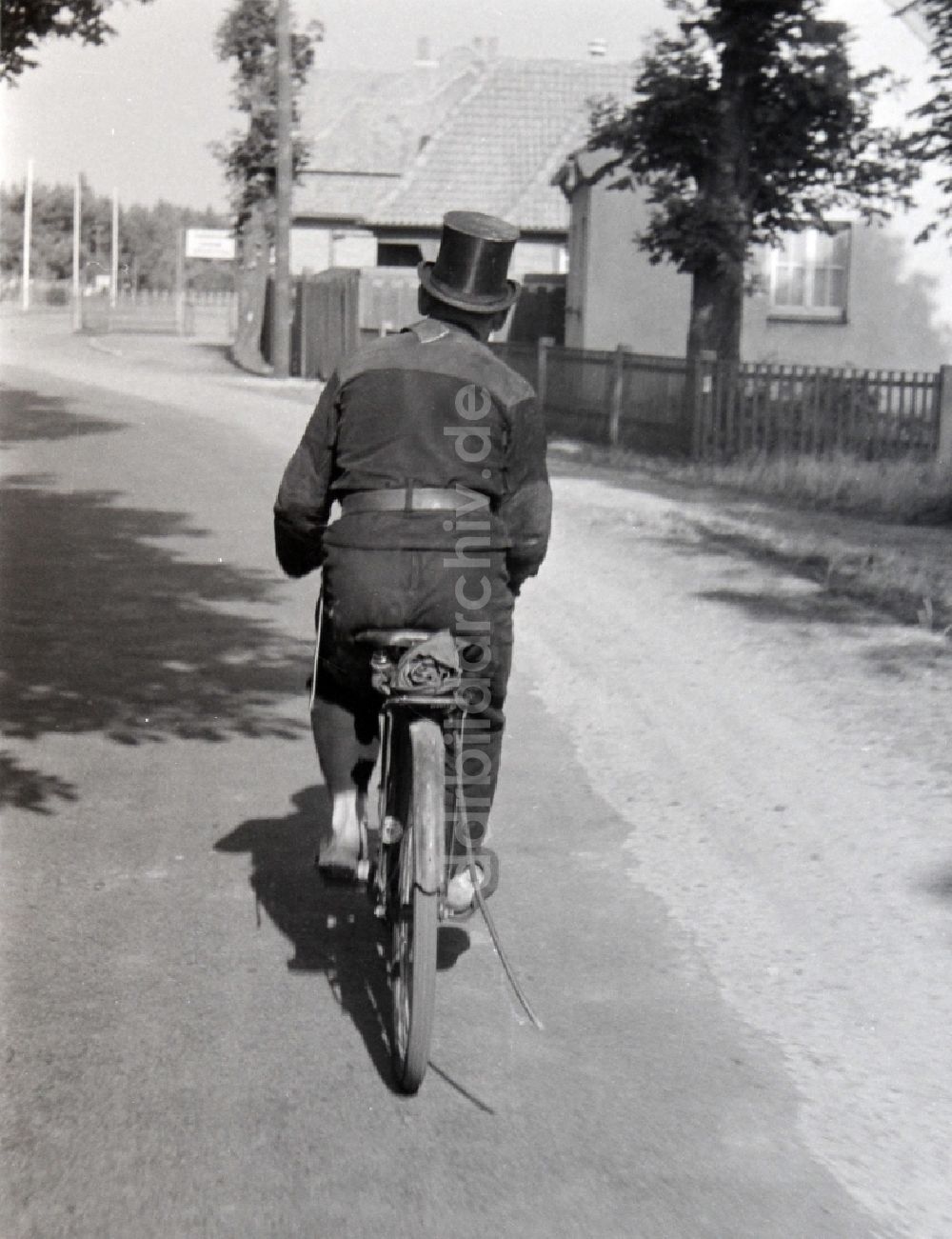DDR-Fotoarchiv: Prerow - Schornsteinfeger bei der Arbeit auf einem Fahrrad in Prerow in Mecklenburg-Vorpommern in der DDR