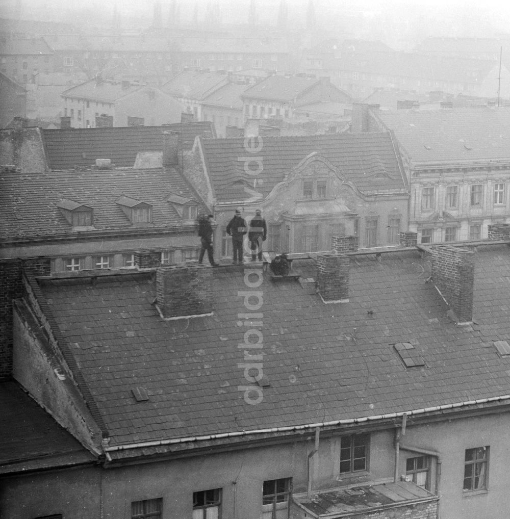 DDR-Bildarchiv: Berlin - Schornsteinfeger bei Kehrarbeiten auf den Dächern von Berlin in Berlin, der ehemaligen Hauptstadt der DDR, Deutsche Demokratische Republik