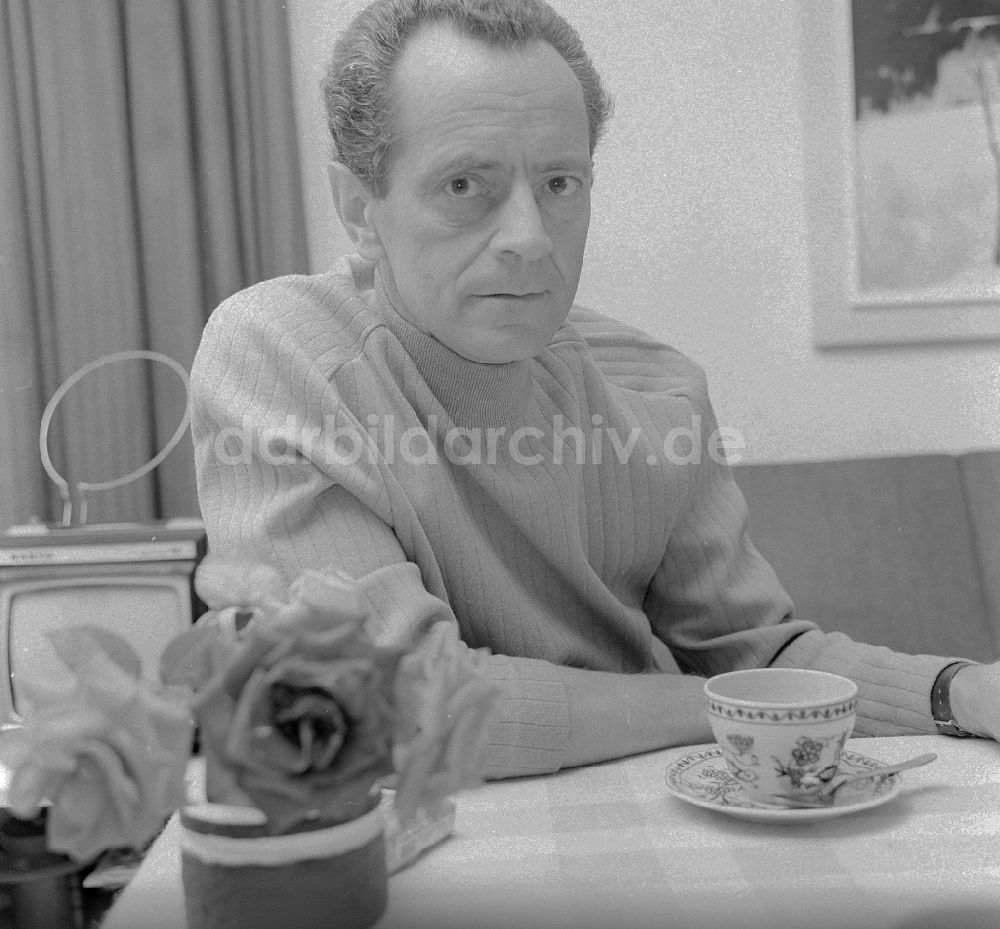 DDR-Fotoarchiv: Zeuthen - Schriftsteller Dieter Noll (1927 - 2008) in Zeuthen im Bundesland Brandenburg auf dem Gebiet der ehemaligen DDR, Deutsche Demokratische Republik