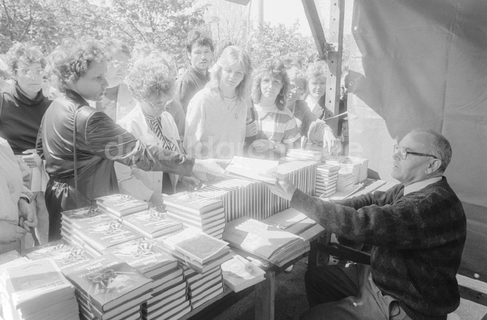 DDR-Fotoarchiv: Berlin - Schriftsteller Günter Görlich signiert Bücher zum Volksfest des 1. Mai in Berlin