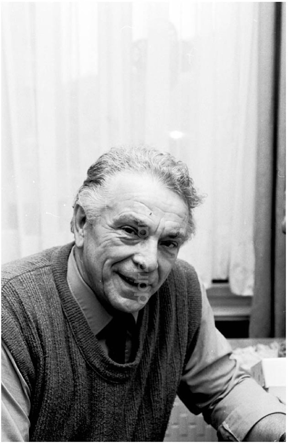 DDR-Fotoarchiv: Berlin - 30.10.1986 Schriftsteller Prof. Max Schulz (65 Jahre) in Pankow,