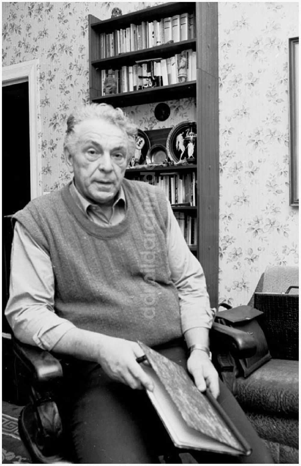 DDR-Bildarchiv: Berlin - 30.10.1986 Schriftsteller Prof. Max Schulz (65 Jahre) in Pankow,