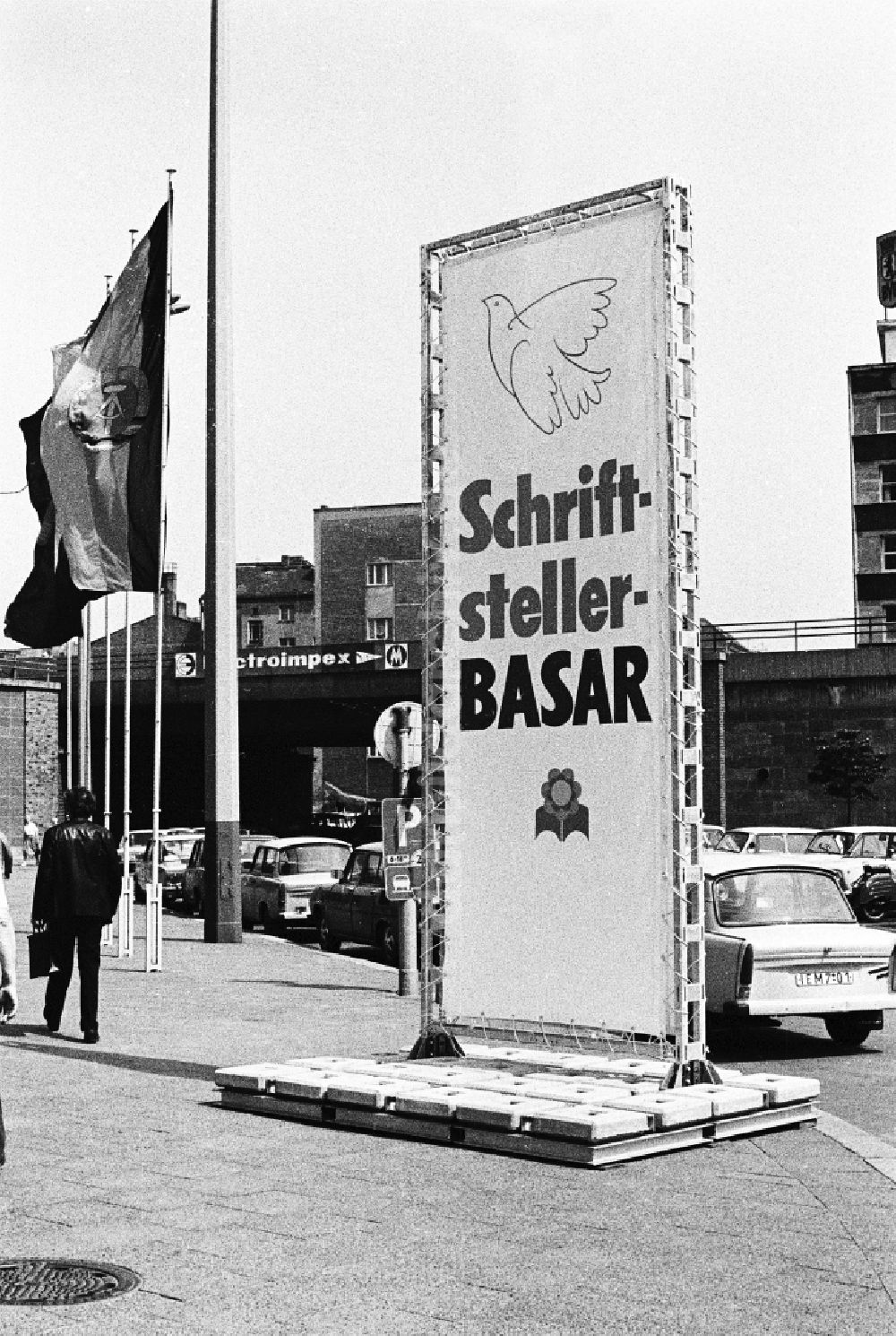 Berlin: Schriftstellerbasar anlässlich des Nationalen Jugendfestivals in Berlin-Mitte in der DDR